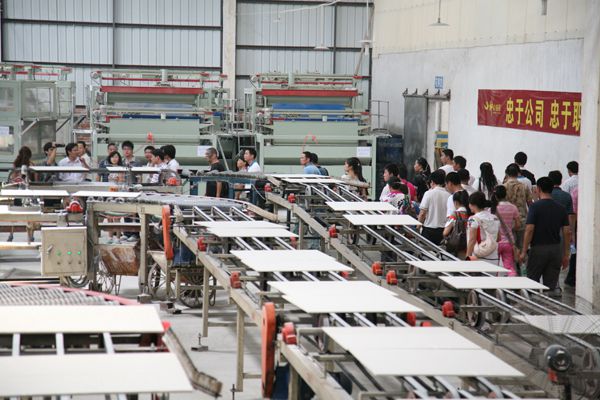 全國經(jīng)銷(xiāo)商參觀(guān)將軍企業(yè)生廠(chǎng)車(chē)間
(圖1)