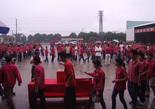 將軍企業(yè)，雨中為四川地震災區捐款
(圖7)