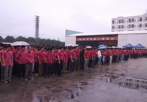 將軍企業(yè)，雨中為四川地震災區捐款
(圖1)