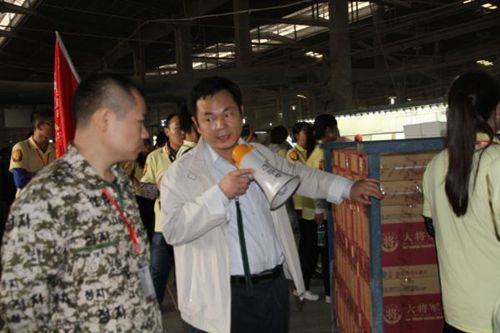 【將軍營(yíng)】王牌店長(cháng)滿(mǎn)懷熱情參觀(guān)大將軍陶瓷總部展廳和生產(chǎn)基地
(圖3)