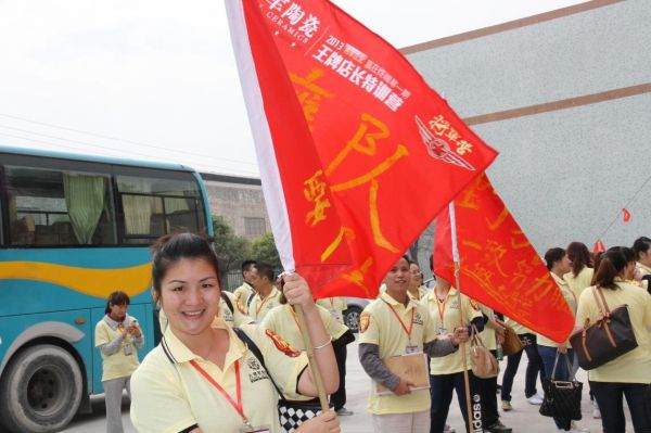 【將軍營(yíng)】王牌店長(cháng)滿(mǎn)懷熱情參觀(guān)大將軍陶瓷總部展廳和生產(chǎn)基地
(圖2)